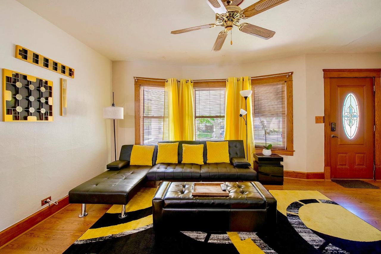 The Amber Retreat - Brooklyn Centre Comfort - Charming Space For Families, Couples & Business Travelers Near Downtown - With 300Mb Wifi, Parking & Self Check-In Cleveland Buitenkant foto