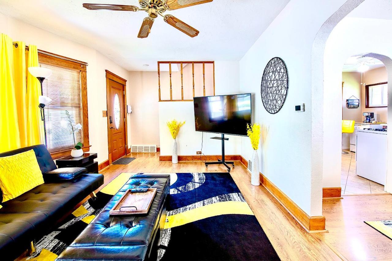 The Amber Retreat - Brooklyn Centre Comfort - Charming Space For Families, Couples & Business Travelers Near Downtown - With 300Mb Wifi, Parking & Self Check-In Cleveland Buitenkant foto